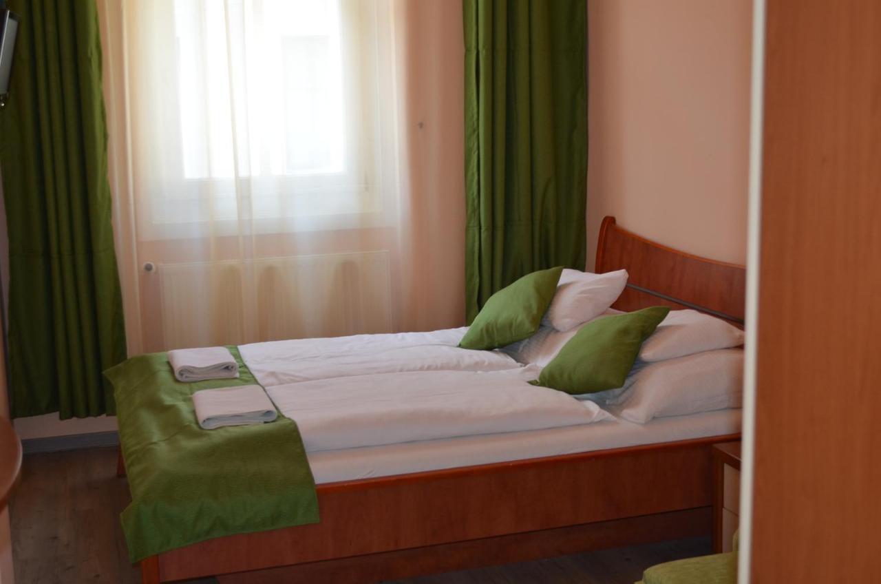 Holdfenyszallas Bed and Breakfast Szeged Eksteriør billede